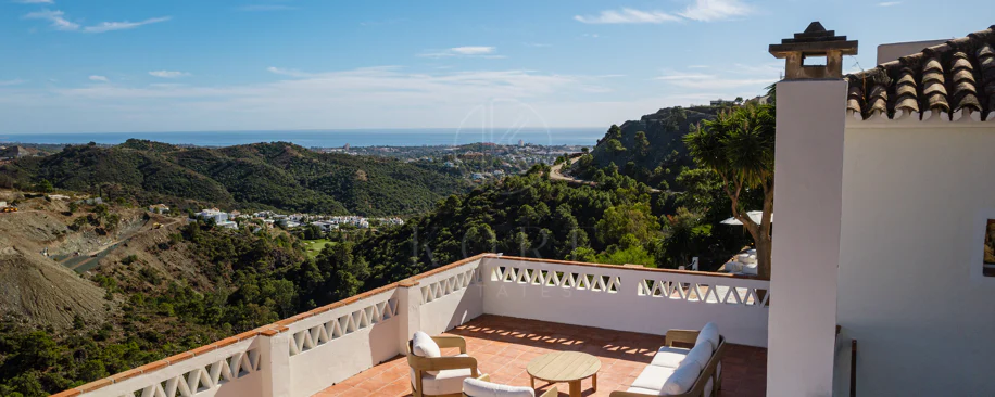 Vilă elegantă andaluză cu vedere panoramică la mare şi munţi în El Madroñal