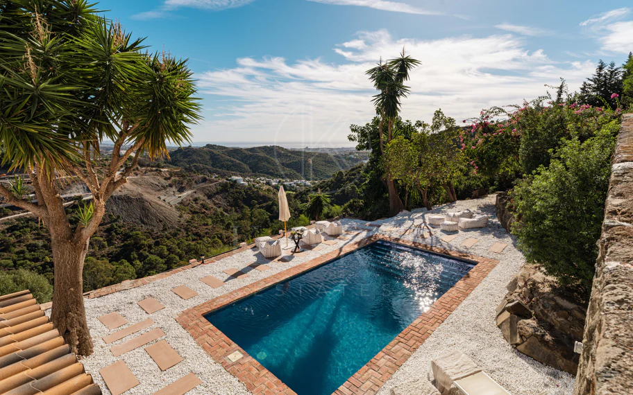 Elegante villa andaluza con vistas panorámicas al mar y a la montaña en El Madroñal