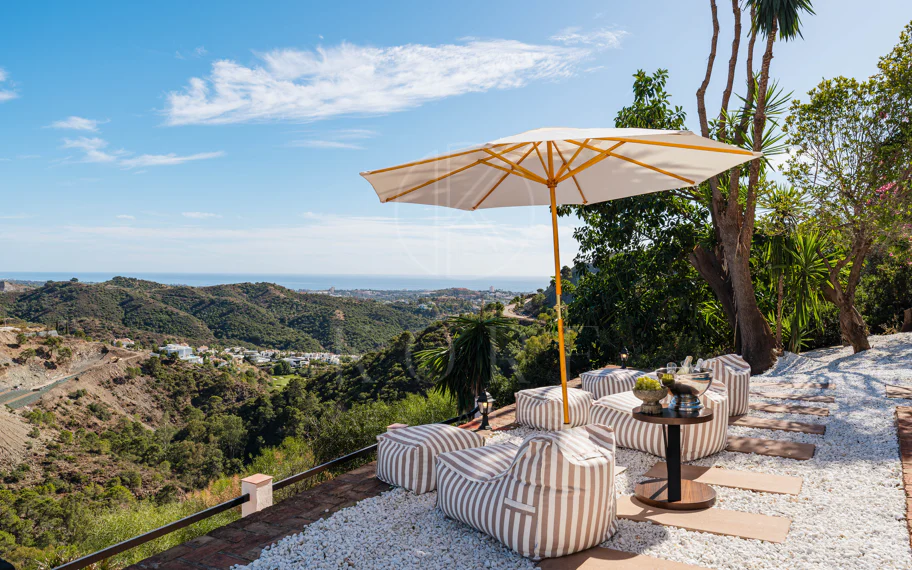Elegante villa andaluza con vistas panorámicas al mar y a la montaña en El Madroñal