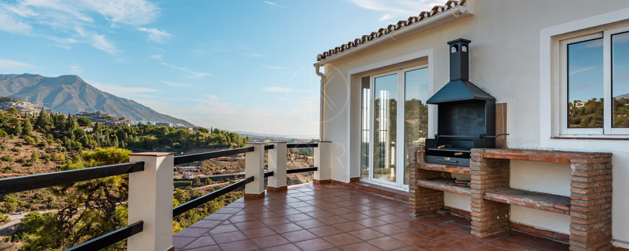 Vilă elegantă andaluză cu vedere panoramică la mare şi munţi în El Madroñal