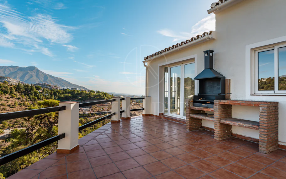 Elegante villa andaluza con vistas panorámicas al mar y a la montaña en El Madroñal