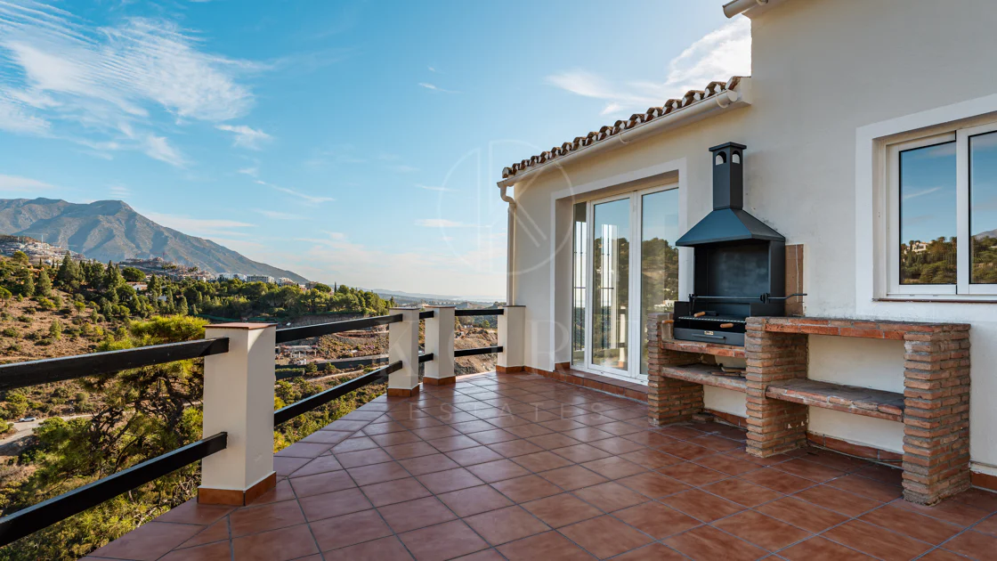 Vilă elegantă andaluză cu vedere panoramică la mare şi munţi în El Madroñal