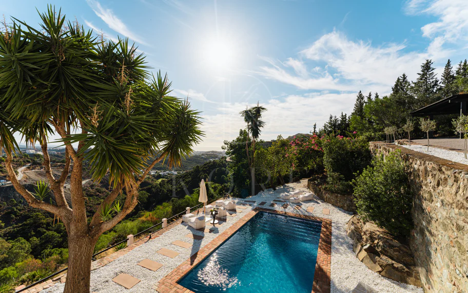 Elegante villa andaluza con vistas panorámicas al mar y a la montaña en El Madroñal