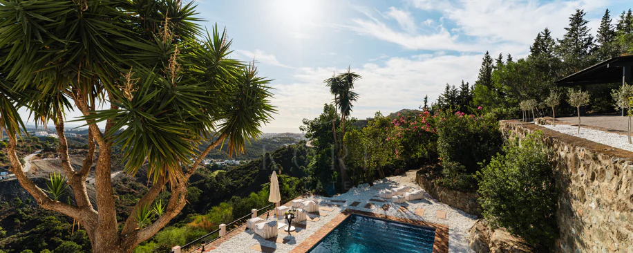 Vilă elegantă andaluză cu vedere panoramică la mare şi munţi în El Madroñal