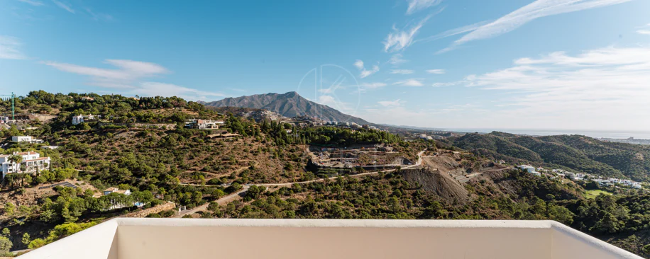 Vilă elegantă andaluză cu vedere panoramică la mare şi munţi în El Madroñal
