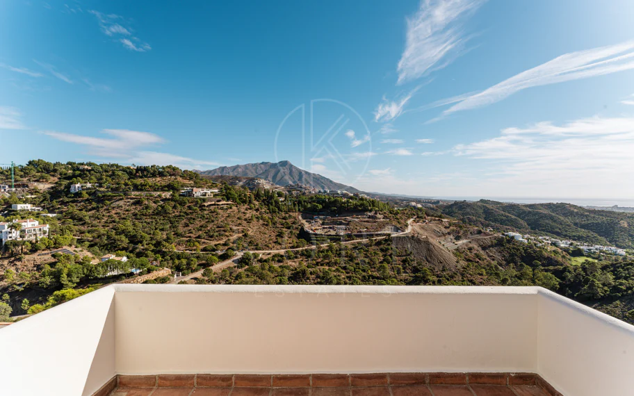 Elegante villa andaluza con vistas panorámicas al mar y a la montaña en El Madroñal