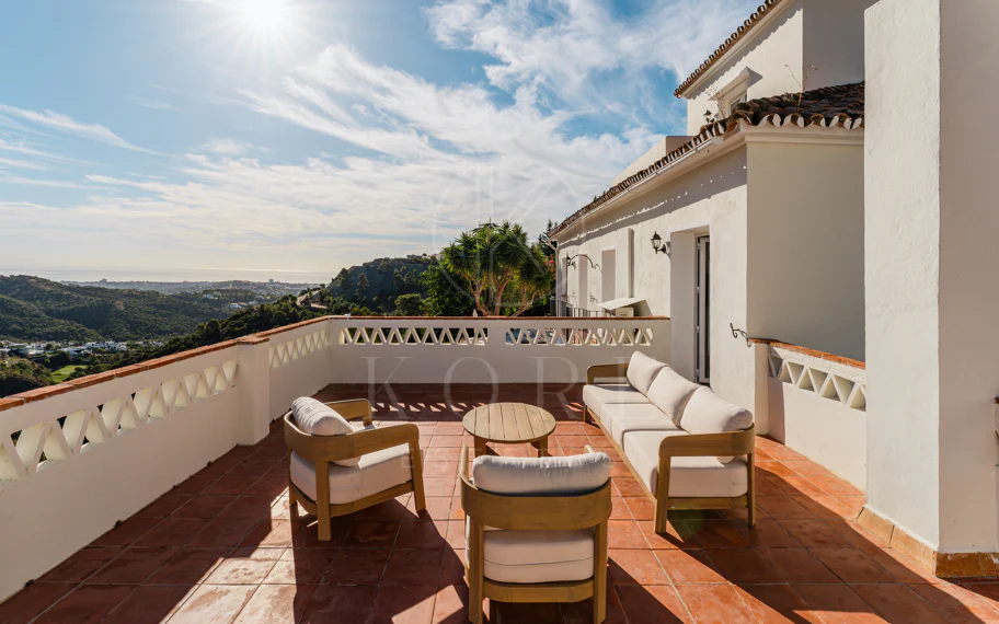 Elegante villa andaluza con vistas panorámicas al mar y a la montaña en El Madroñal