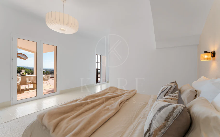 Elegante villa andaluza con vistas panorámicas al mar y a la montaña en El Madroñal
