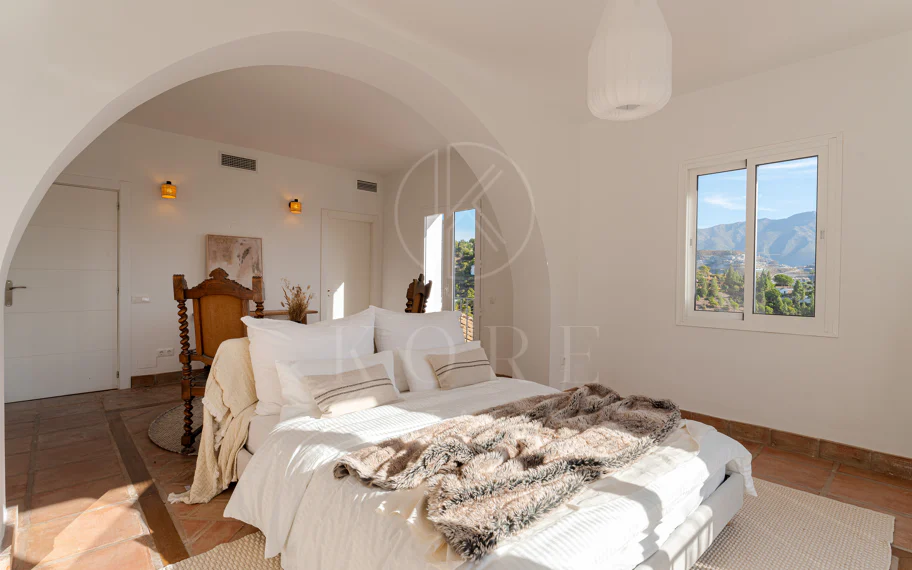 Elegante villa andaluza con vistas panorámicas al mar y a la montaña en El Madroñal
