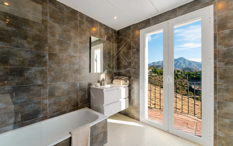 Elegante villa andaluza con vistas panorámicas al mar y a la montaña en El Madroñal