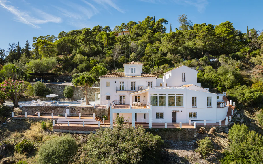 Elegante villa andaluza con vistas panorámicas al mar y a la montaña en El Madroñal