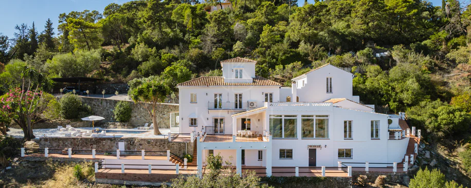 Vilă elegantă andaluză cu vedere panoramică la mare şi munţi în El Madroñal