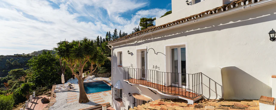 Vilă elegantă andaluză cu vedere panoramică la mare şi munţi în El Madroñal