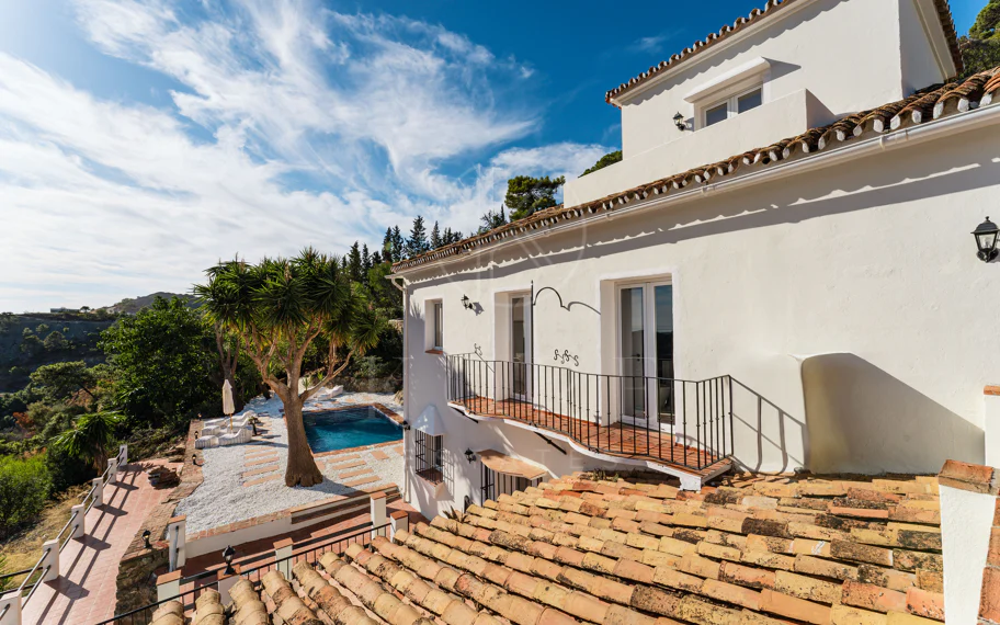 Elegante villa andaluza con vistas panorámicas al mar y a la montaña en El Madroñal