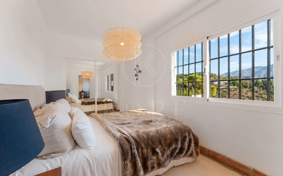 Elegante villa andaluza con vistas panorámicas al mar y a la montaña en El Madroñal