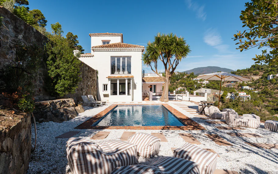 Elegante villa andaluza con vistas panorámicas al mar y a la montaña en El Madroñal