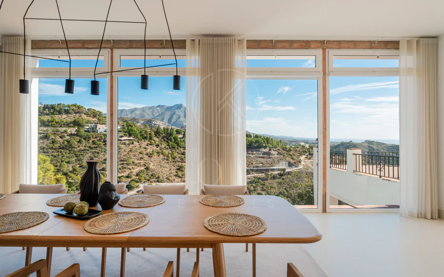 Elegante villa andaluza con vistas panorámicas al mar y a la montaña en El Madroñal
