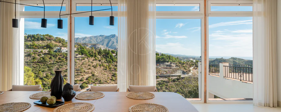 Vilă elegantă andaluză cu vedere panoramică la mare şi munţi în El Madroñal