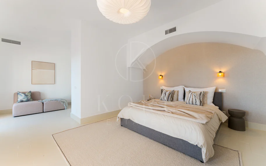 Elegante villa andaluza con vistas panorámicas al mar y a la montaña en El Madroñal