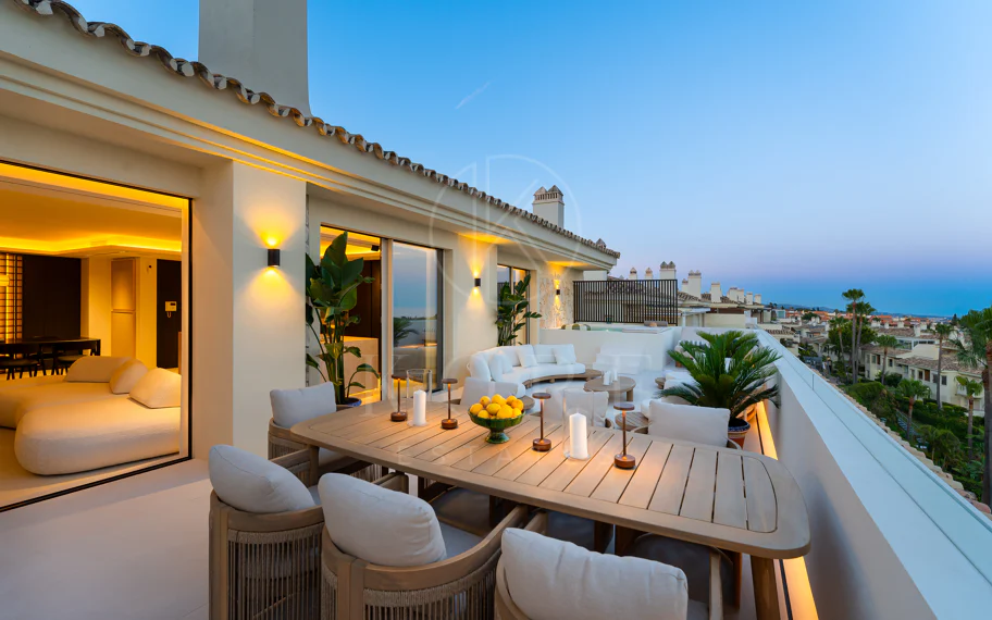 Ático de lujo renovado con vistas panorámicas al mar en Sierra Blanca