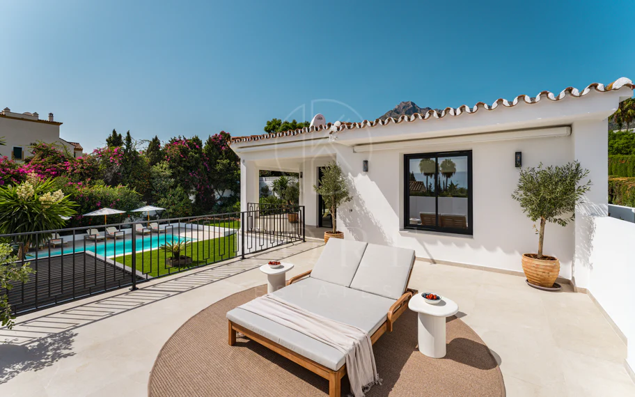 Villa de lujo renovada con vistas panorámicas al mar cerca de la Milla de Oro de Marbella