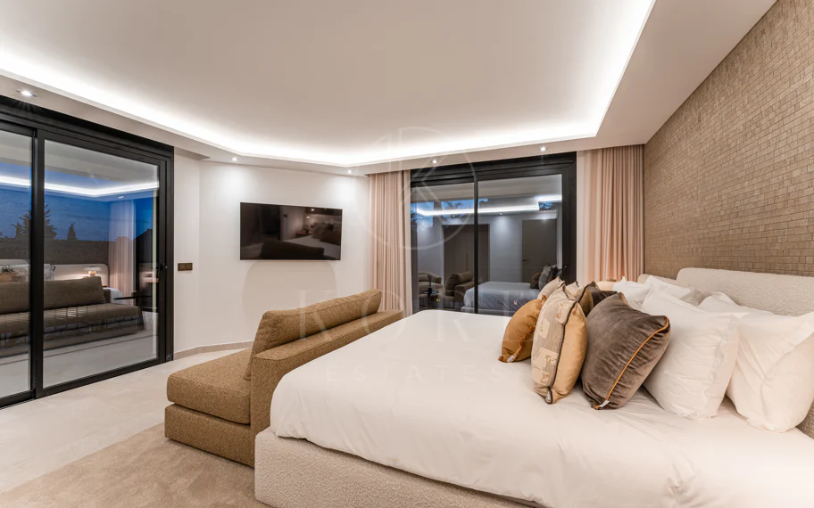 Villa de lujo renovada con vistas panorámicas al mar cerca de la Milla de Oro de Marbella