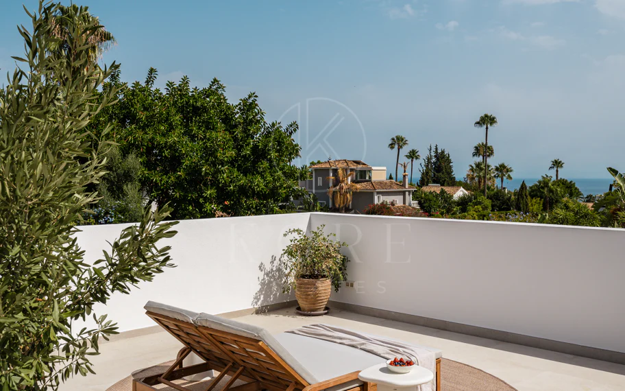 Villa de lujo renovada con vistas panorámicas al mar cerca de la Milla de Oro de Marbella