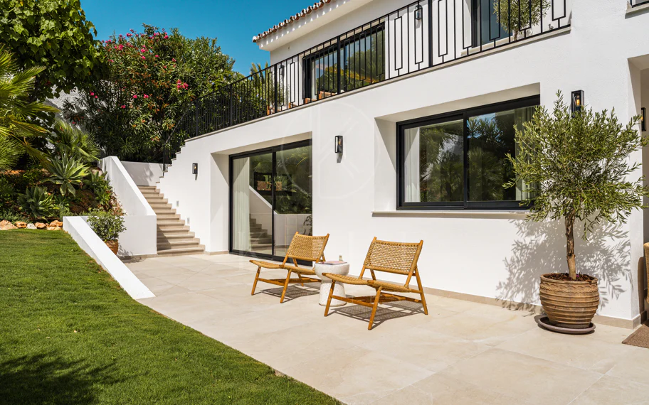 Villa de lujo renovada con vistas panorámicas al mar cerca de la Milla de Oro de Marbella