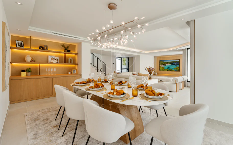 Villa de lujo renovada con vistas panorámicas al mar cerca de la Milla de Oro de Marbella