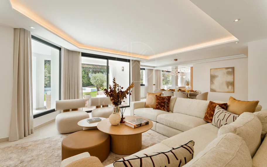 Villa de lujo renovada con vistas panorámicas al mar cerca de la Milla de Oro de Marbella