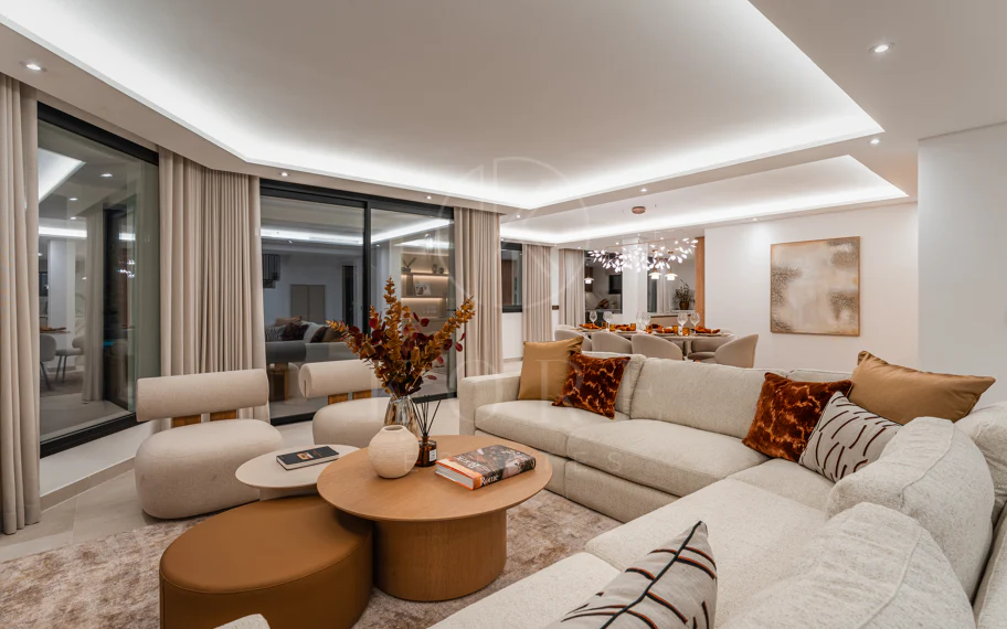 Villa de lujo renovada con vistas panorámicas al mar cerca de la Milla de Oro de Marbella