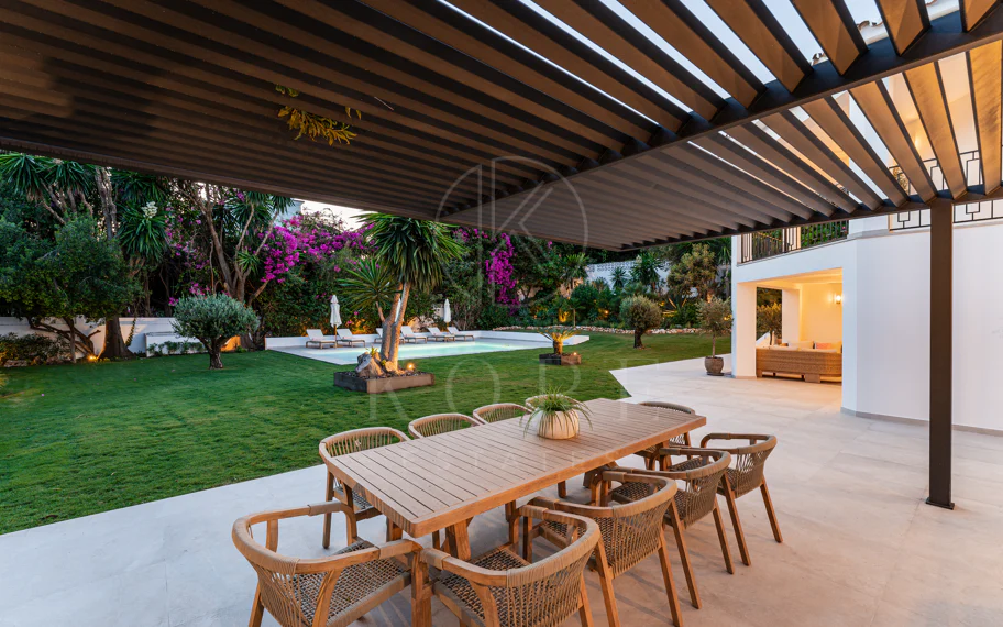Villa de lujo renovada con vistas panorámicas al mar cerca de la Milla de Oro de Marbella