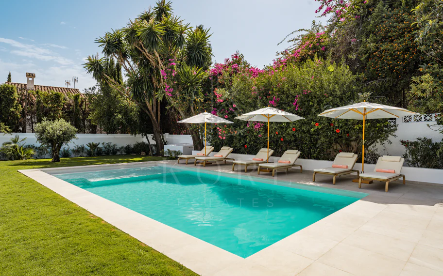 Villa de lujo renovada con vistas panorámicas al mar cerca de la Milla de Oro de Marbella