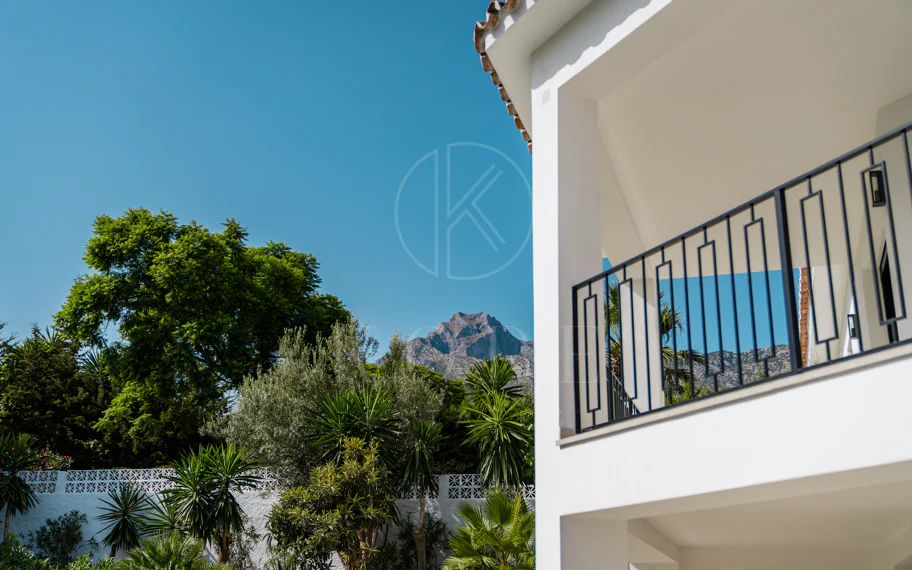 Villa de lujo renovada con vistas panorámicas al mar cerca de la Milla de Oro de Marbella