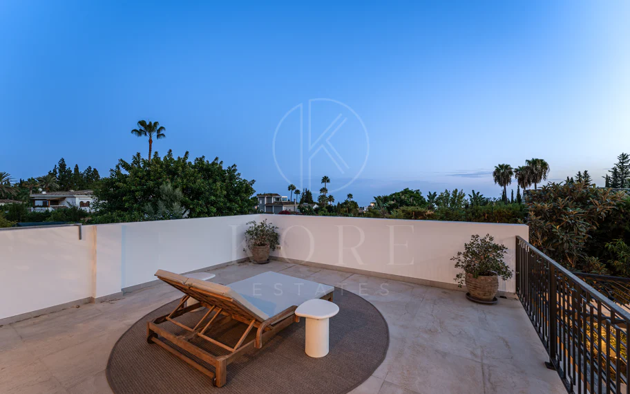 Villa de lujo renovada con vistas panorámicas al mar cerca de la Milla de Oro de Marbella