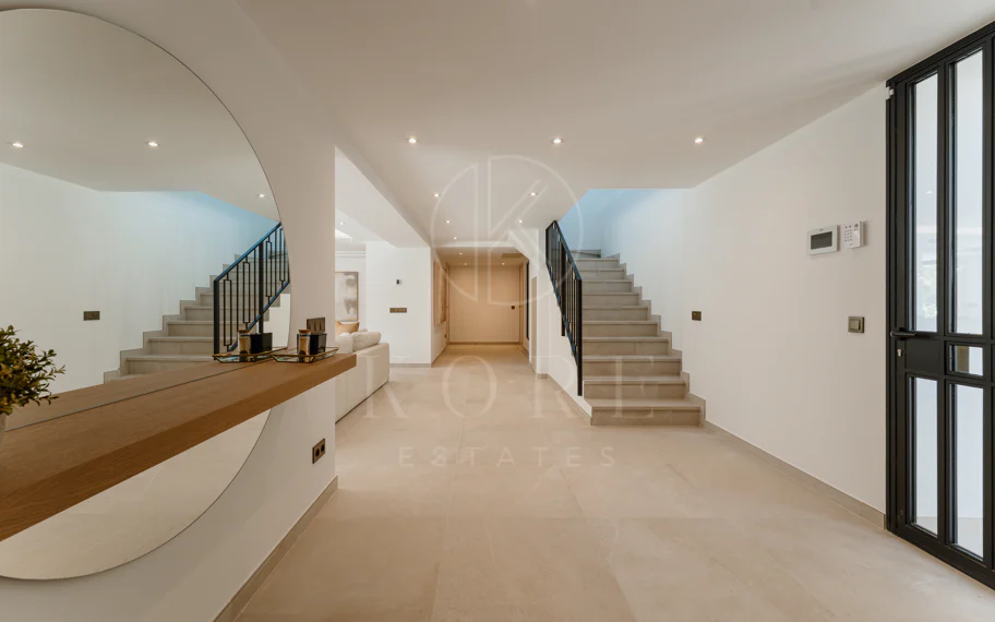 Villa de lujo renovada con vistas panorámicas al mar cerca de la Milla de Oro de Marbella