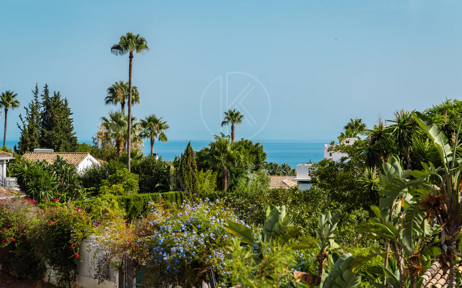 Villa de lujo renovada con vistas panorámicas al mar cerca de la Milla de Oro de Marbella