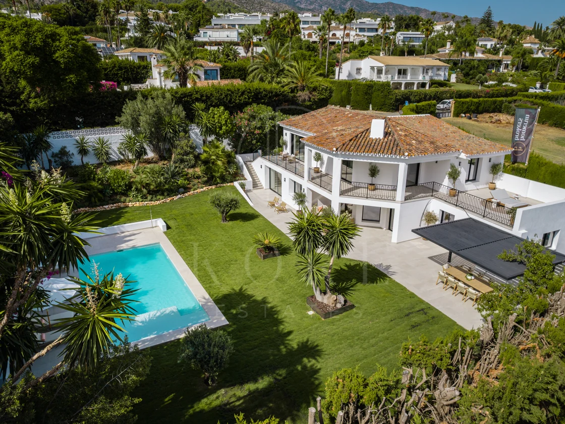 Villa de lujo renovada con vistas panorámicas al mar cerca de la Milla de Oro de Marbella