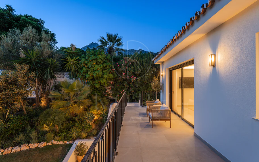 Villa de lujo renovada con vistas panorámicas al mar cerca de la Milla de Oro de Marbella