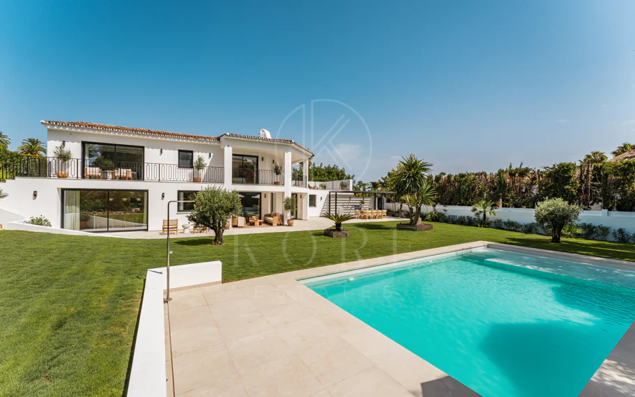 Villa de lujo renovada con vistas panorámicas al mar cerca de la Milla de Oro de Marbella