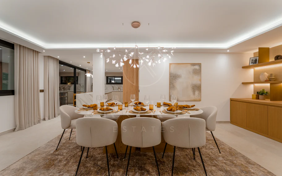 Villa de lujo renovada con vistas panorámicas al mar cerca de la Milla de Oro de Marbella