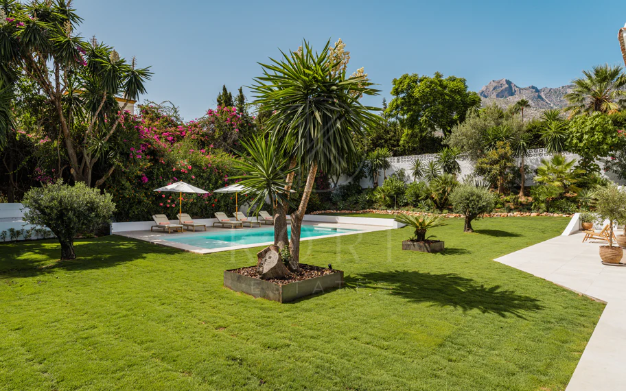 Villa de lujo renovada con vistas panorámicas al mar cerca de la Milla de Oro de Marbella