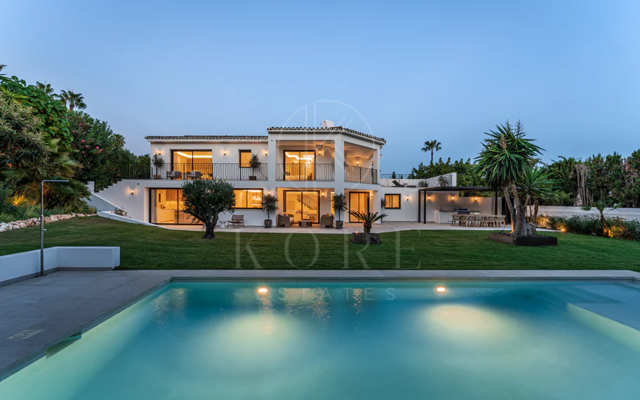 Villa de lujo renovada con vistas panorámicas al mar cerca de la Milla de Oro de Marbella