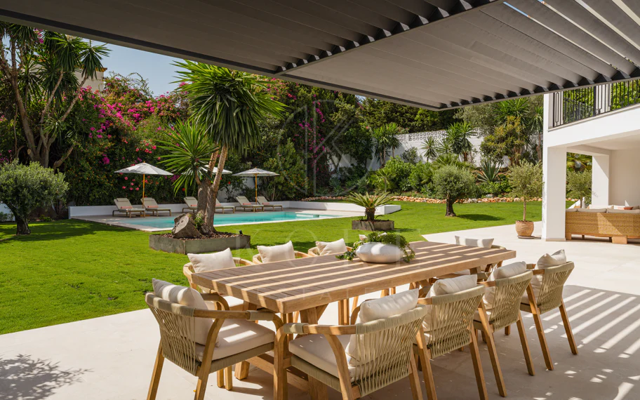 Villa de lujo renovada con vistas panorámicas al mar cerca de la Milla de Oro de Marbella