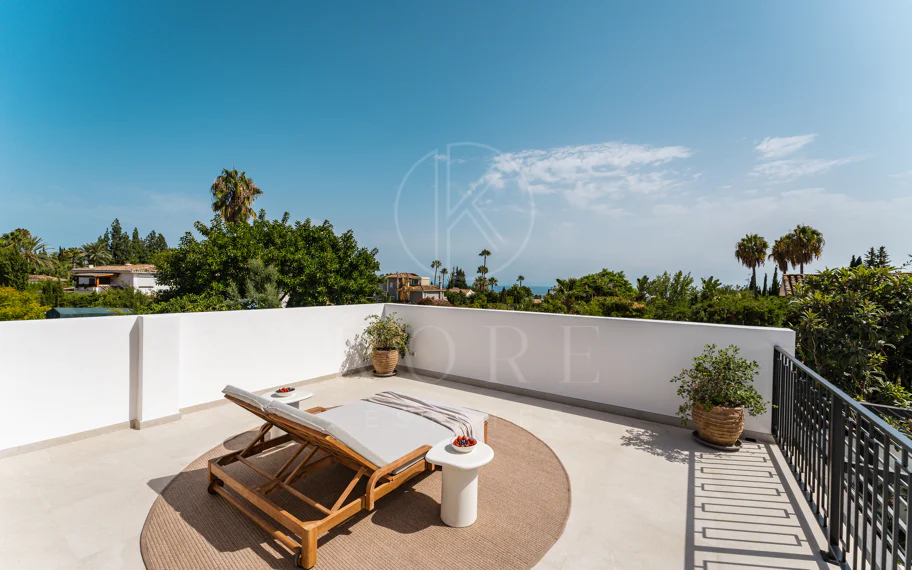 Villa de lujo renovada con vistas panorámicas al mar cerca de la Milla de Oro de Marbella