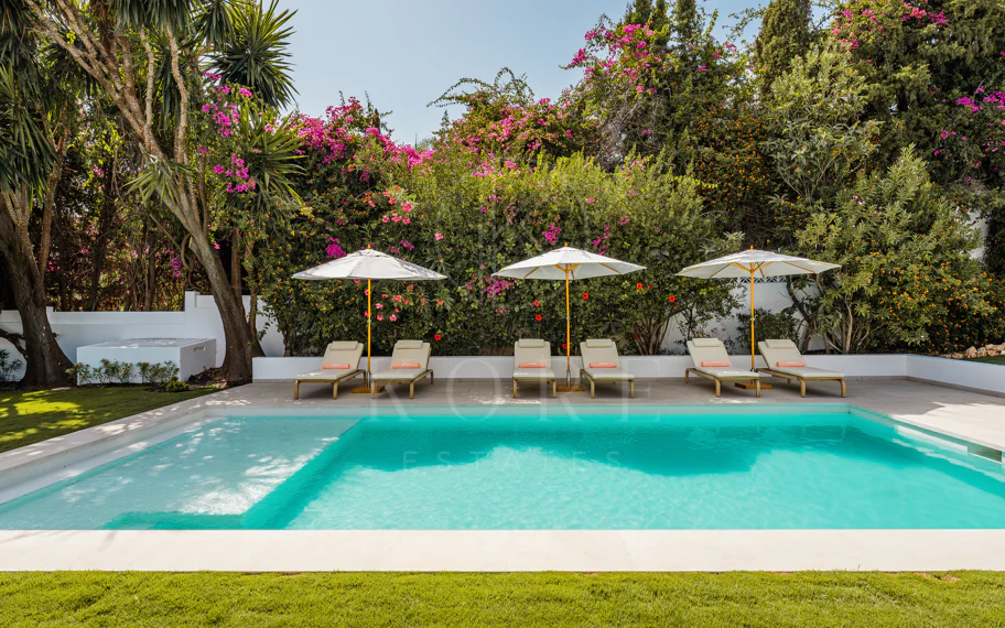 Villa de lujo renovada con vistas panorámicas al mar cerca de la Milla de Oro de Marbella