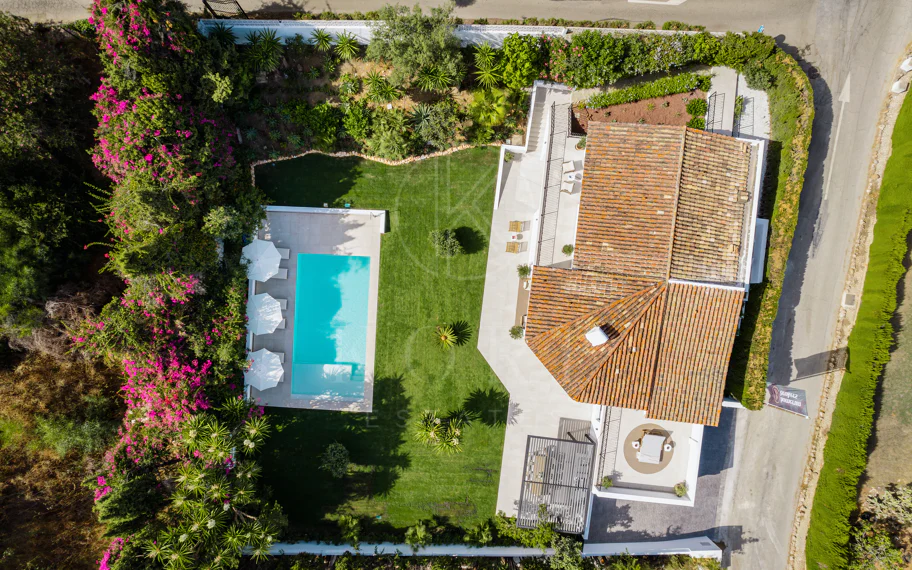 Villa de lujo renovada con vistas panorámicas al mar cerca de la Milla de Oro de Marbella