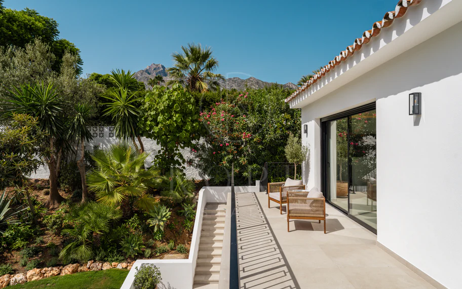 Villa de lujo renovada con vistas panorámicas al mar cerca de la Milla de Oro de Marbella