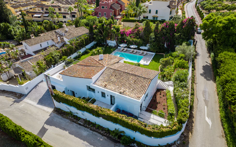 Villa de lujo renovada con vistas panorámicas al mar cerca de la Milla de Oro de Marbella