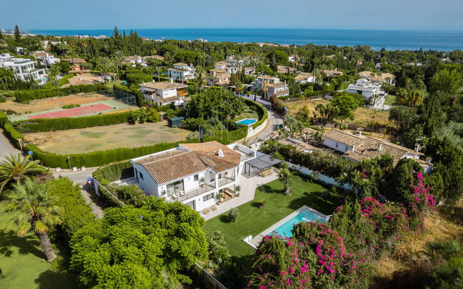 Villa de lujo renovada con vistas panorámicas al mar cerca de la Milla de Oro de Marbella